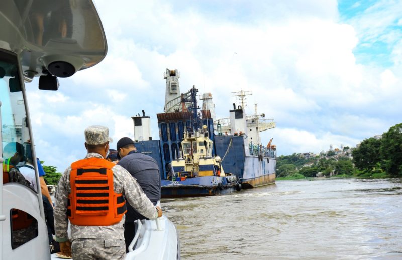 Trasladan barco Bel Divina Pastora atracado por siete años en el Puerto de Boca Chica