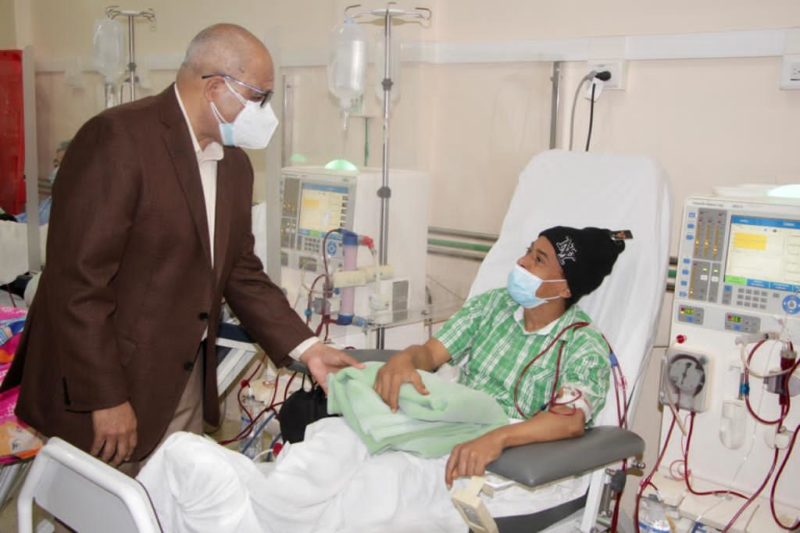 Hospital Padre Billini dona silla de ruedas eléctrica y colchas a pacientes  del área de hemodiálisis