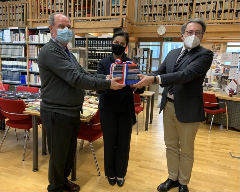 Embajada dominicana en Austria realiza donación de libros dominicanos al Instituto Cervantes de Viena