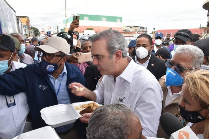 Presidente Luis Abinader califica de excelente comida que sirven los Comedores Económicos del Estado