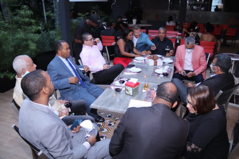 César Fernández celebra tradicional encuentro navideño con periodistas y comunicadores.