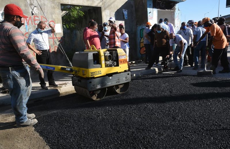 Obras Públicas inicia asfaltado y bacheo a calles de municipios Boca Chica, La Caleta y Andrés
