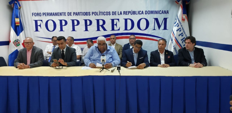 El FOPPPREDOM Foro entrega reconocimientos anuales post-mortem a la trayectoria política