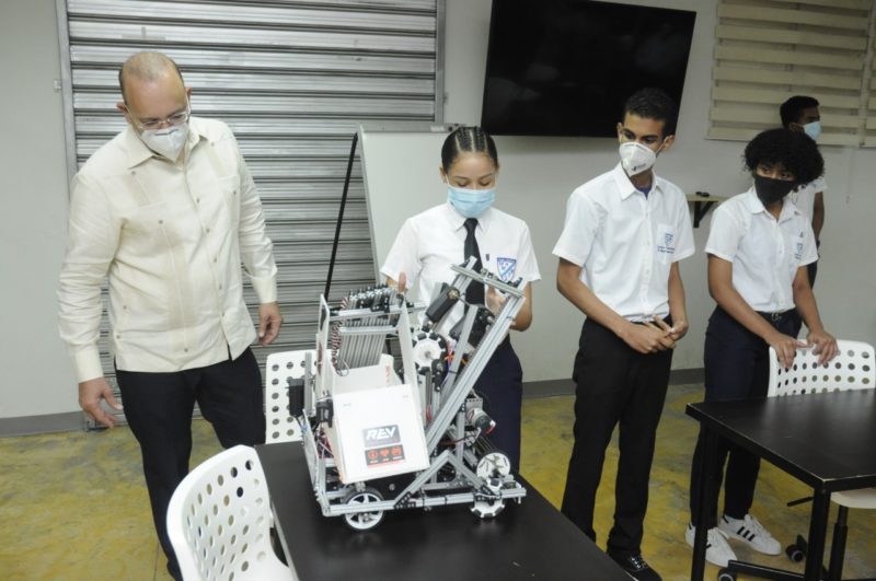 PROINDUSTRIA apoyará iniciativas innovadoras de los estudiantes del liceo científico de Salcedo 