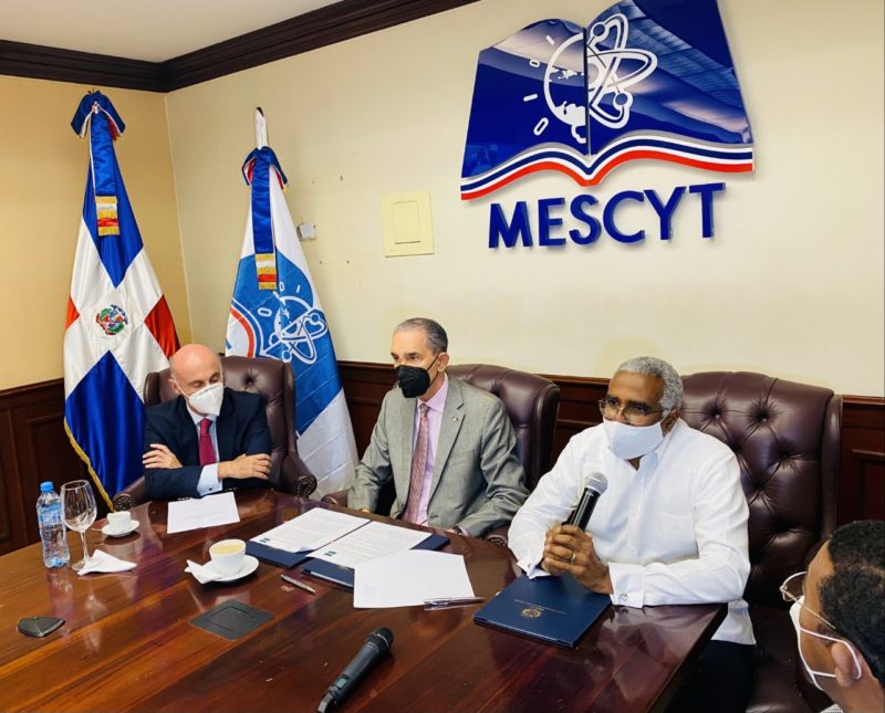 MESCYT y Universidad de España firman acuerdos que crean cátedra para impartir doctorado y facilitar becas a estudiantes dominicanos