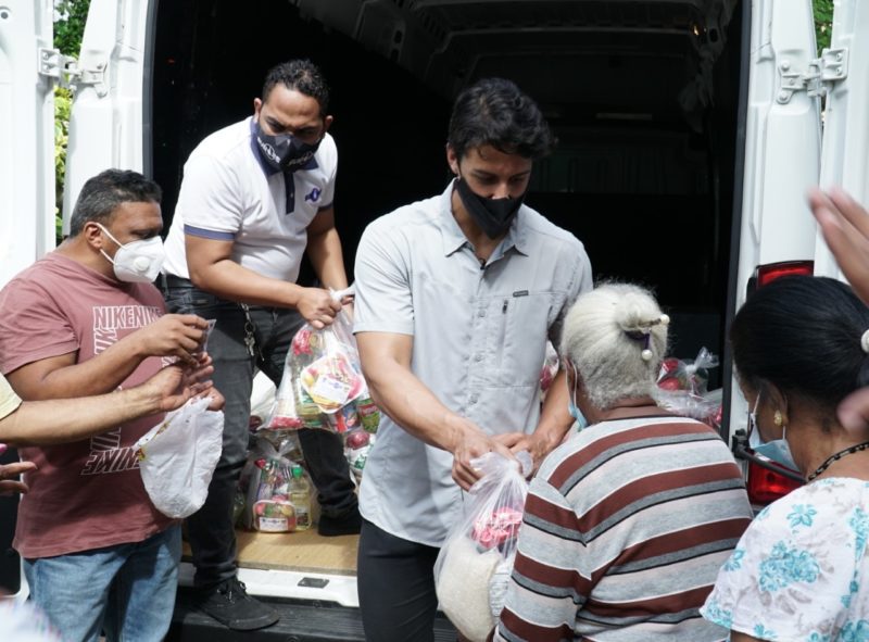 Fundación Raymond Rodríguez y Sub25 asisten con alimentos a policías y militares que trabajan en toque de queda