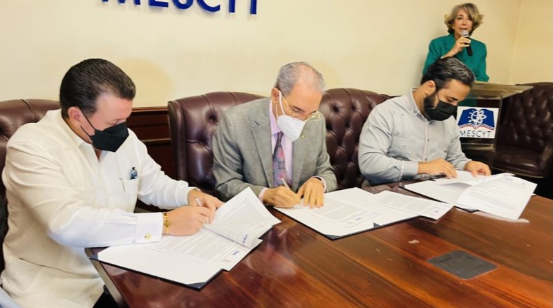 MESCYT firma acuerdo con universidades para formar a mil docentes en tecnologías de la información y comunicación