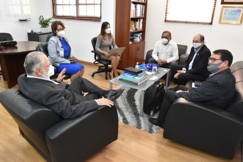 Embajador de Israel ofrece apoyo a RD para sostenibilidad del agua en visita a ministro de Economía, Miguel Ceara Hatton