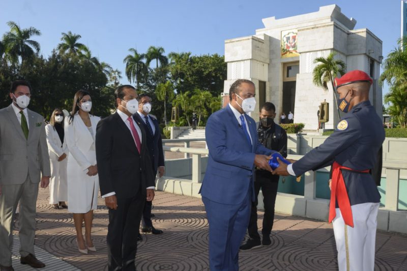 Banreservas deposita ofrenda floral en el Altar de la Patria