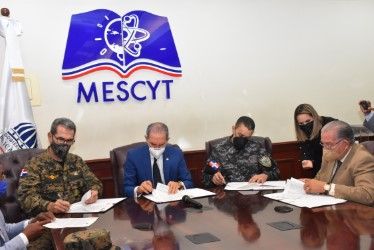 MESCYT suscribe acuerdos con el Ministerio de Defensa y la Policía Nacional para capacitar miembros y facilitarles becas