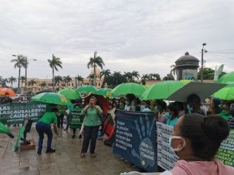 Instalan campamento frente al Palacio Nacional  en demanda de 3 causales en el Código Penal