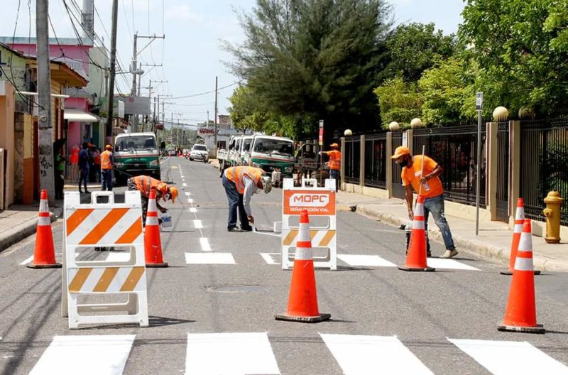 Obras Públicas con la gente” cambia realidad de Monte Plata con operativos de arreglo de calles, carreteras y limpieza