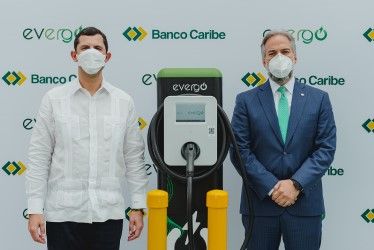 Banco Caribe inaugura su primera estación de recarga para vehículos eléctricos