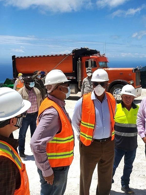 Almonte y técnicos del MEM visitan minas de larimar y carbonato de calcio