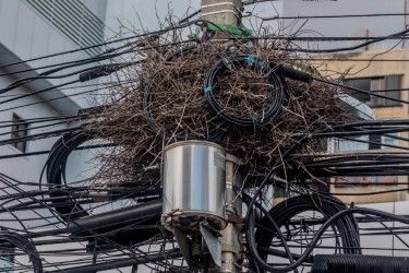 Edesur llama a empresas telefónicas y de cables reordenar cableado para eliminar contaminación visual