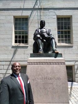A la puerta de Harvard, John Harvard