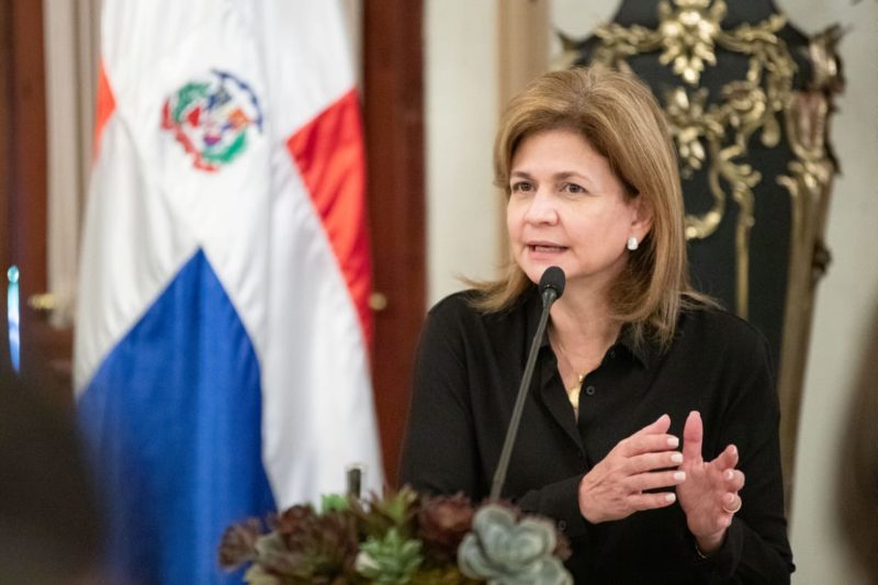 Vicepresidenta insta a continuar uniendo esfuerzos para vacunar a toda la población