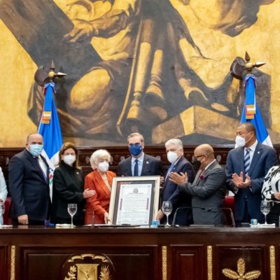 El Senado reconoce a Milagros Ortiz Bosch por su destacada labor en la administración pública