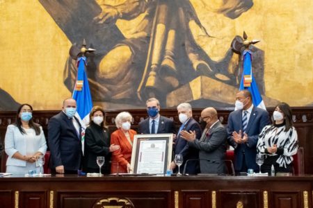 El Senado reconoce a Milagros Ortiz Bosch por su destacada labor en la administración pública