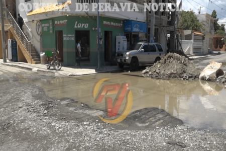 Tras solicitar destitución de todos los funcionarios de INAPA cerraron una calle principal hasta que sea reparada