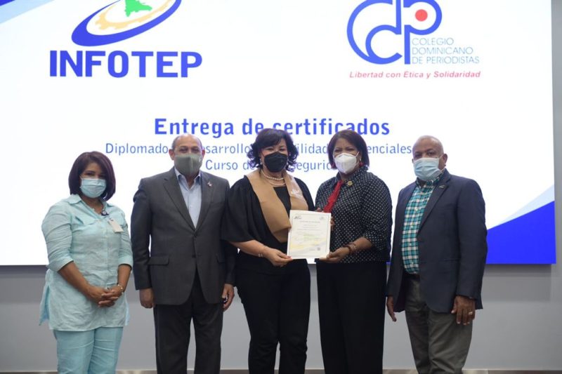 INFOTEP y CDP entregan certificados en Ciberseguridad y Habilidades Gerenciales a 38 periodistas