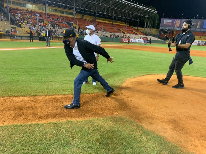 Deligne Ascención realizó lanzamiento de la Primera Bola en El estadio Cibao