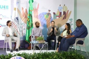 MICM y UCE presentan panel «Promoviendo la Innovación en la Agricultura y el Sector Tecnológico» en celebración de la semana global de Emprendimiento