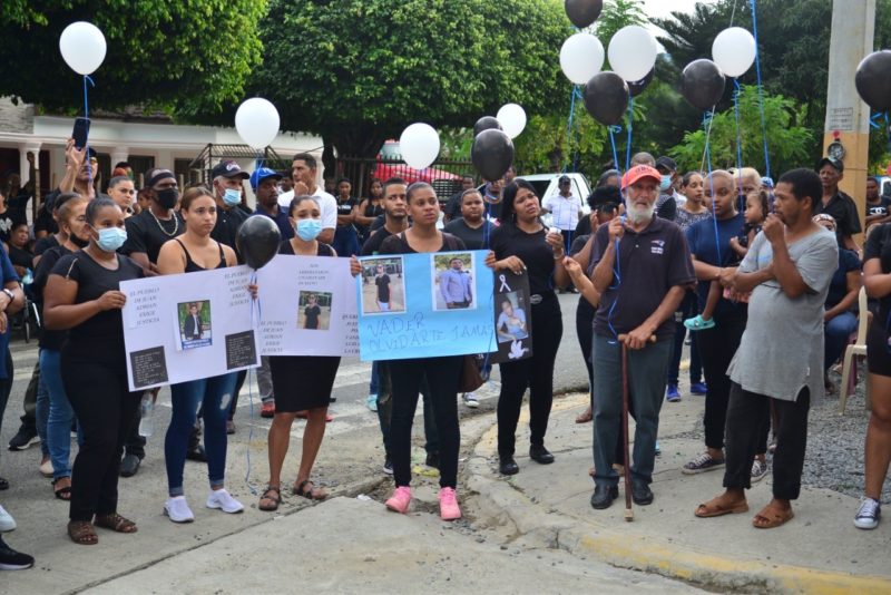 Montan vigilia cruce Distrito Municipal de Juan Adrián, reclaman justicia por asesinato joven profesional Vander Luis De la Cruz Santiago