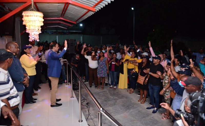 Abel Martínez conquista el corazón de peledeístas en La Caleta y Boca Chica