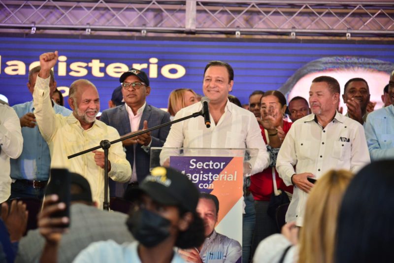 Miles de dirigentes del sector magisterial se ponen en primera fila junto a Abel Martínez en acto de apoyo sin precedentes