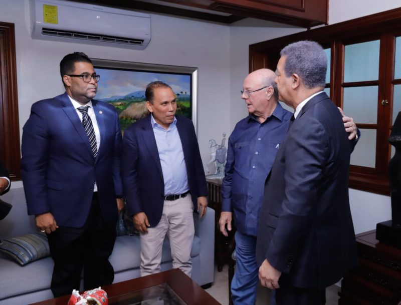 Leonel Fernández al visitar a Hipólito Mejía: «hemos venido a testimoniarle nuestro respeto y nuestras condolencias»