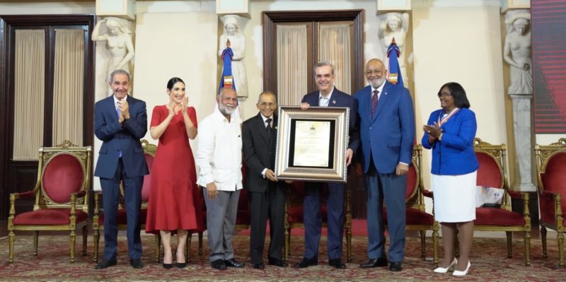Presidente Luis Abinader y ministro Roberto Fulcar entregan Medalla a la Excelencia Magisterial 2022