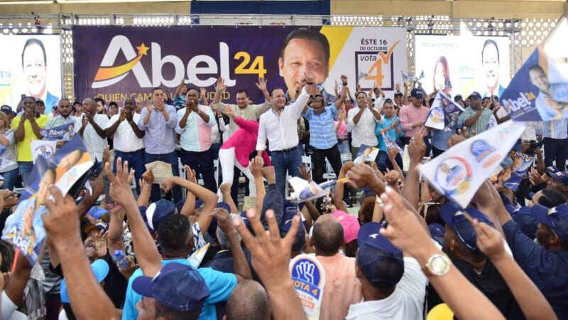 En Santiago Abel Martínez revienta el polideportivo Sameji; recibe respaldo del territorio que le ha dado todos sus triunfos