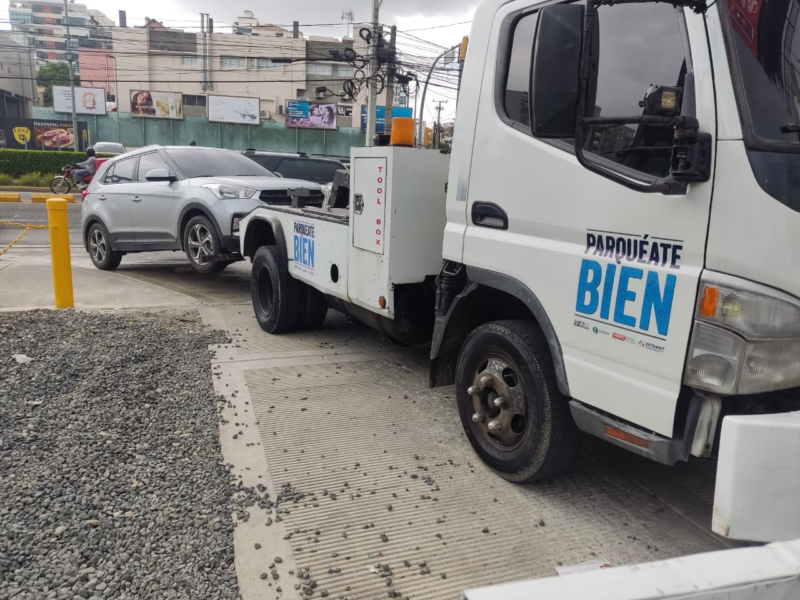 Unos 98 choferes sancionados por estacionarse en lugares prohibidos del DN