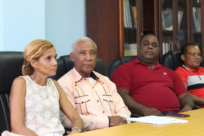 Acusan funcionarios del gobierno y policías de afectar empresa de pescadores de anguilas en Puerto Plata