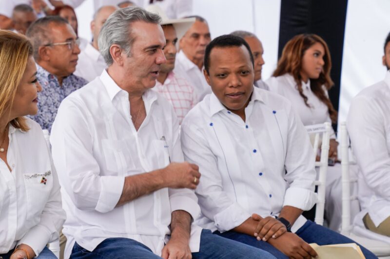 Presidente Abinader inaugura proyecto de electrificación y oficina comercial de Edesur en Rancho Arriba