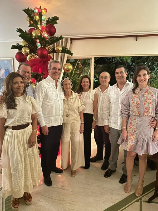 El presidente Luis Abinader visita la familia del fenecido José Armando Bermúdez (Poppy) en Santiago