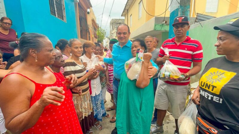 Surun Hernández dona raciones alimenticias a cientos de munícipes de Santo Domingo Este