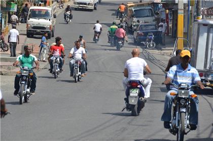 Hugo Beras defiende resolución que prohíbe dos personas en motocicleta 