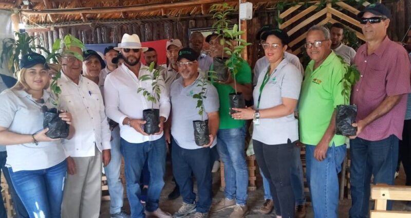 CoopEclof participa en jornada de reforestación en la cuenca de la presa de Valdesia