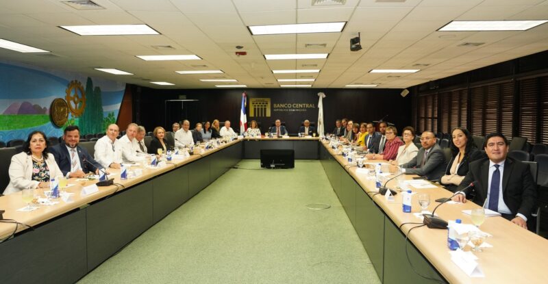 Miembros del cuerpo diplomático visitan al gobernador Valdez Albizu para conocer el desempeño de la economía y sus perspectivas