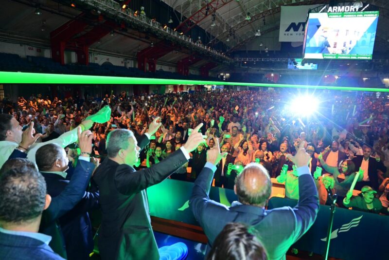 Miles de seguidores de Leonel Fernández le acompañan en el Armory Arena de Manhattan