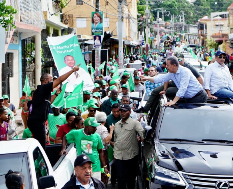 Leonel Fernández se lanzó a las calles junto a precandidatos de la Fuerza del Pueblo