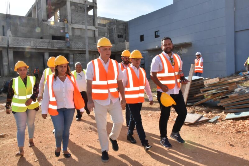 Ministro de Economía visita construcción del Hospital Regional San Vicente de Paúl en la provincia Duarte 