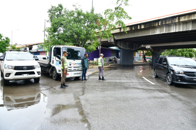 Intrant dispone grúas de Parquéate Bien al servicio de la ciudadanía en 10 puntos de Santo Domingo