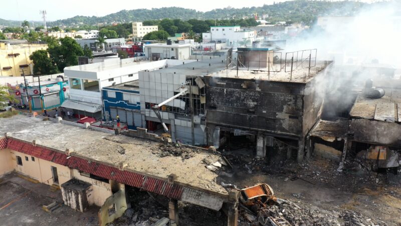 Unos 72 técnicos de Edesur trabajan 24 horas en zona de explosión, y centros médicos en San Cristóbal por si surgen eventualidades
