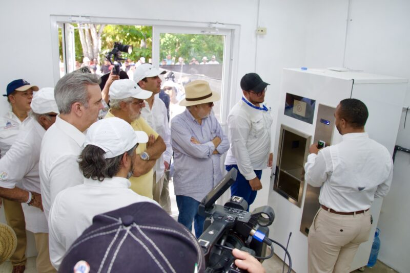 CEB presenta proyecto de energía renovable al presidente Abinader en Isla Saona