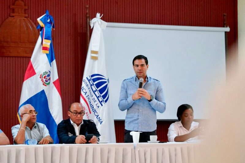 Roberto Ángel coordina asistencia social a familias vulnerables de Elías Piña