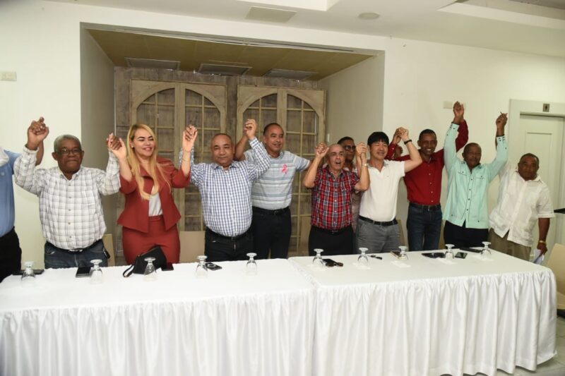 Siete partidos firman pacto de apoyo al precandidato a alcalde por SFM, Niño López