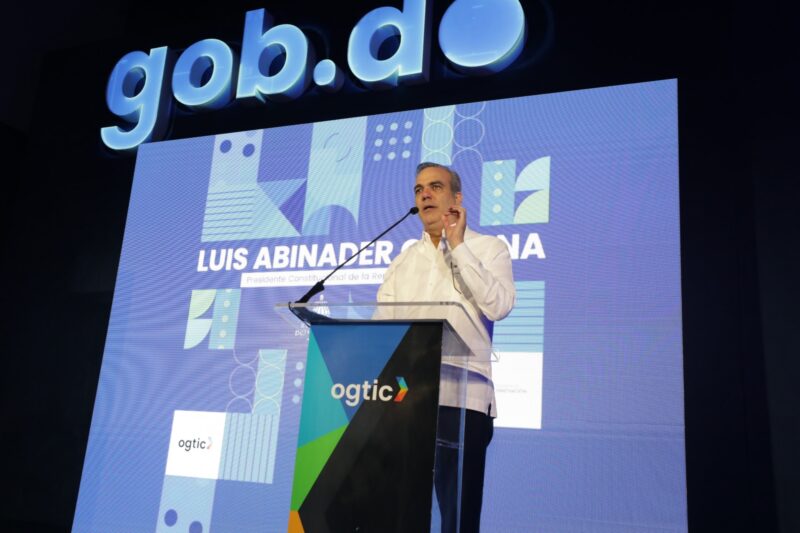 Presidente Abinader acerca servicios públicos a la población del norte del país y abre Punto GOB en Santiago 
